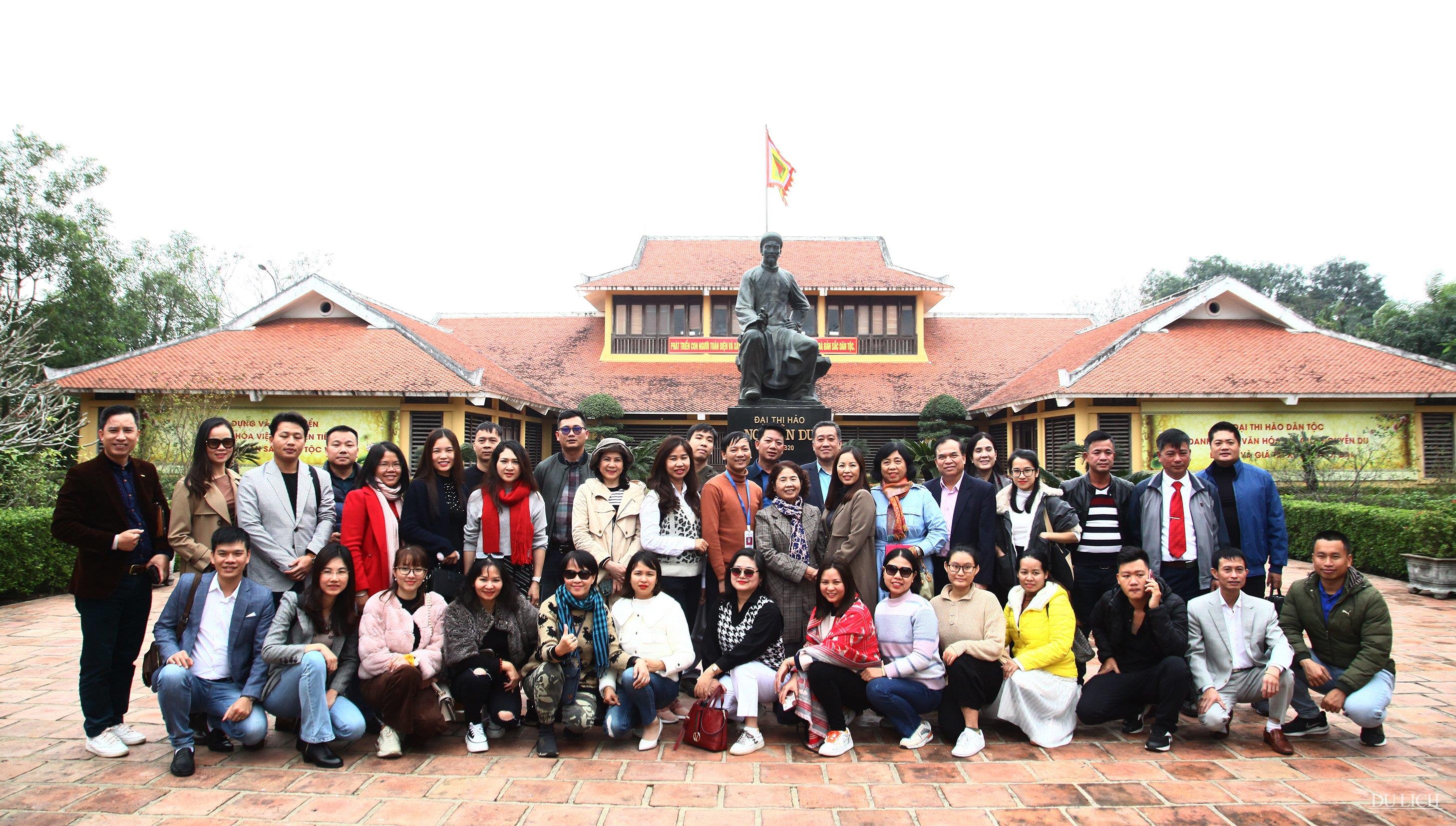 Đoàn khảo sát chụp ảnh tại Khu lưu niệm Đại thi hào Nguyễn Du